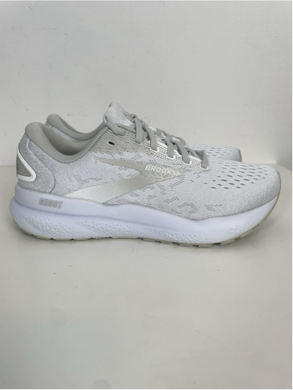 Brooks Ghost 16 Womens 7.5B Crisp White Silver Sneaker Walking Running Shoes